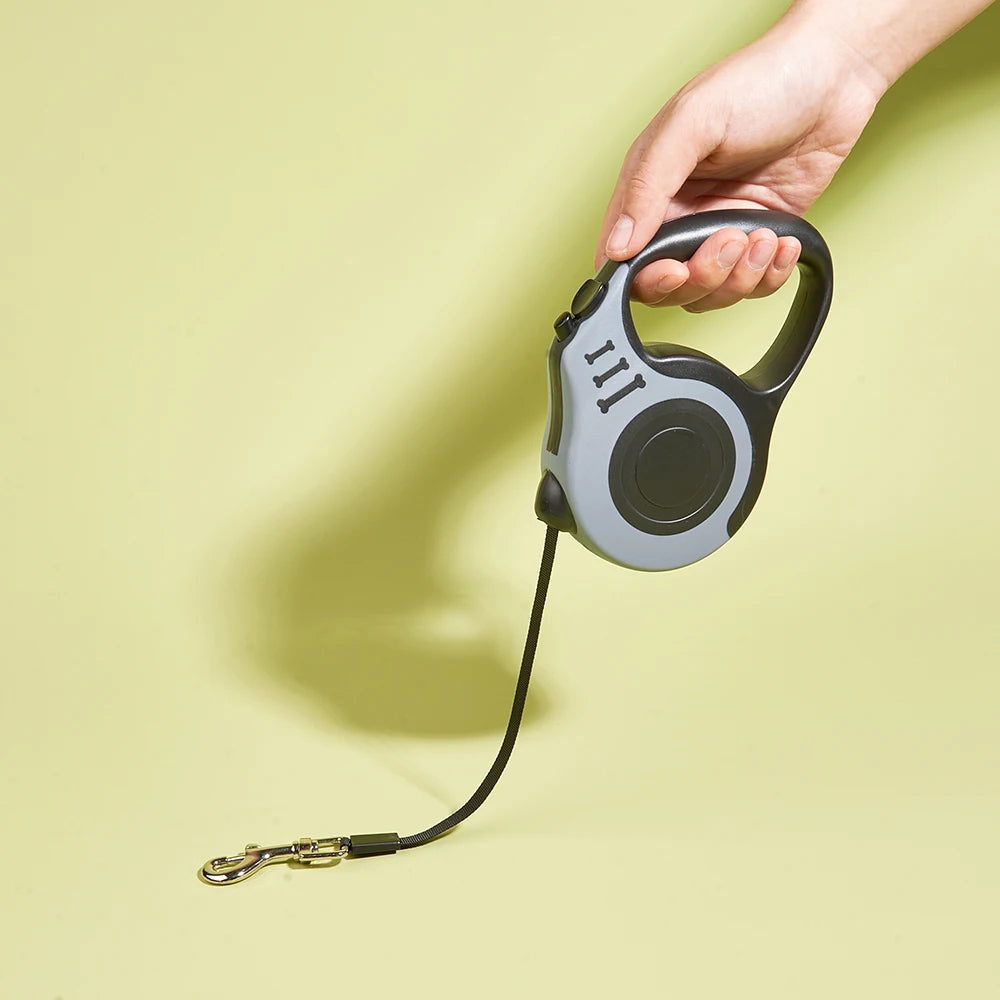 Automatic retractable leash for dogs and cats.