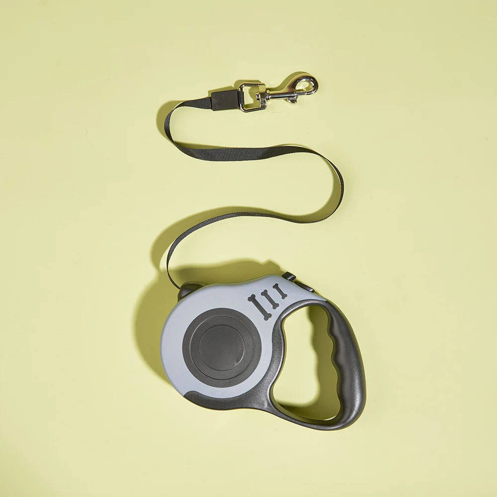 Automatic retractable leash for dogs and cats.